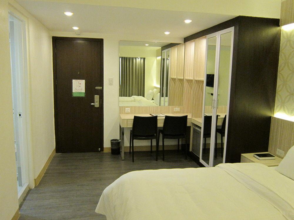 The Charter House Hotel Makati City Exterior foto