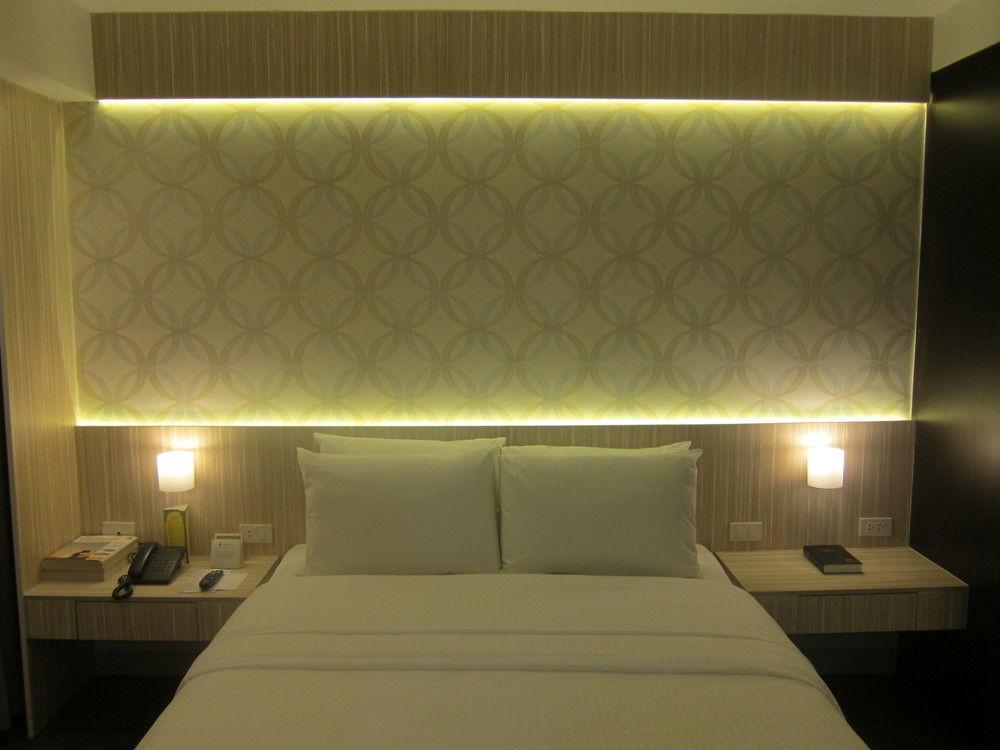 The Charter House Hotel Makati City Exterior foto