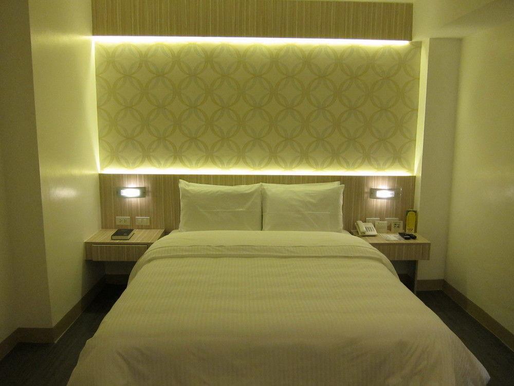 The Charter House Hotel Makati City Exterior foto