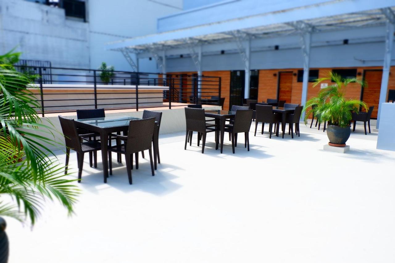 The Charter House Hotel Makati City Exterior foto